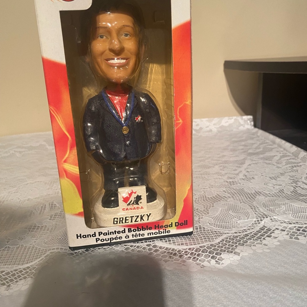 Team Canada Wayne Gretzky Hand Painted 7.5" Bobble Head Doll